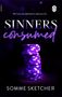 "Sinners Consumed" steht groß im Zentrum, darunter "Somme Sketcher". Stapel violetter Pokerchips vor dunklem Hintergrund., Buch