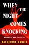 "When the Night Comes Knocking. Be careful what you let in." Text in Weiß auf Schwarz mit einem roten, knorrigen Baum., Buch