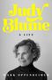 "Judy Blume" in gelber Schrift, darunter "A Life" in Schwarz. Schwarz-Weiß-Foto einer älteren Frau mit lockigem Haar., Buch