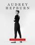 „AUDREY HEPBURN“ und „FASHION ICON“ sind zu lesen. Eine Frau steht elegant in einem schwarzen Outfit retro-modisch.