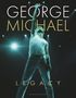 Texte: "GEORGE MICHAEL", "LEGACY". Ein Mann in weißem Tanktop streckt den Arm nach oben, mit Scheinwerferlicht im Hintergrund.