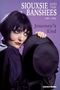 „SIOUXSIE AND THE BANSHEES 1987-1996 Journey's End“ steht in weißer und lila Schrift. Frau mit schwarzen Haaren hält Hut., Buch