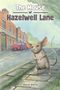 Illustration eines Mäuschens vor einer Straße mit Straßenschild "Hazelwell Lane" und Text "The Mouse of Hazelwell Lane"., Buch