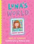 "LUNA'S WORLD, LIBRARY DREAMS" steht in großen Buchstaben, darunter ein Mädchen mit roten Haaren vor einem Bücherregal.