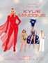 „Kylie Minogue: A Dress-Up Paper Doll Book“. Illustration von vier modisch gekleideten Frauen in auffälligem Design., Buch