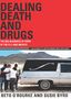 "Dealing Death and Drugs. The Big Business of Dope in the U.S. and Mexico. Beto O'Rourke and Susie Byrd." Schwarzer Leichenwagen, umarmende Personen.