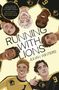 "Running with Lions" von Julian Winters. Mehrere lächelnde Jugendliche in Fußballtrikots schauen nach unten.