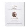 Text: "Living Brave. How to add more confidence to your courage." Igel-Illustration auf Steinen, strahlenförmige Linien., Buch
