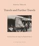 Auf einem beigen Hintergrund steht: "Antonio Tabucchi, Travels and Further Travels, Übersetzt von Elizabeth Harris". Darunter ein Schwarzweiß-Foto eines Essensstands., Buch