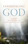 "Experiencing God: 36 Ways According to Saint Francis of Assisi" von Jon M. Sweeney. Person in roter Jacke vor Wasserfall.