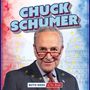 "CHUCK SCHUMER" in großen Buchstaben oben, "BOTH SIDES of the Aisle" unten. Ein Mann mit Brille, Hintergrund im US-Kapitols-Stil., Buch