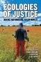 Oben steht: "ECOLOGIES OF JUSTICE: MAKING AND UNMAKING PRISON WORLDS". Eine Person in roter Hose blickt über ein Feld.