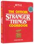 "THE OFFICIAL STRANGER THINGS COOKBOOK", roter Hintergrund, Waffeln mit Sirup abgebildet.