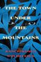 "The Town Under The Mountains" und "Banchiwosen Woldeyesus" in großen Buchstaben über einem Gesicht hinter blauen Blättern.