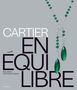 „CARTIER EN ÉQUILIBRE“, „High Jewelry and Precious Objects“. Ein grünes Edelstein-Collier auf grauem Hintergrund., Buch