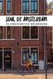 "Soul of Amsterdam: 30 einzigartige Erlebnisse". Eine Person fährt auf einem roten Fahrrad vor einem Backsteingebäude.