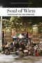"Soul of Wien: Einzigartige Erlebnisse. Draußen sitzt eine Gruppe von Menschen vor einem beleuchteten Lokal bei Nacht.", Buch