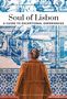 "Soul of Lisbon: A Guide to Exceptional Experiences." Eine Frau mit braunem Mantel betrachtet blaue Fliesenmuster., Buch