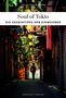 „Soul of Tokio - Die Geheimtipps der Einwohner“. Eine enge Gasse mit Laternen und Pflanzen, Person im Hintergrund., Buch