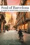 „Soul of Barcelona: A Guide to Exceptional Experiences“. Eine Radfahrerin fährt durch eine leere Straße mit gotischer Kathedrale im Hintergrund., Buch