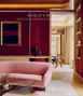 „WORLD'S BEST OFFICES & PRIVATE WORKSPACES“ steht über einer eleganten Inneneinrichtung mit rosa Sofa und Kunstobjekten., Buch
