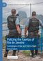 Zwei Polizisten überblicken von einem Hügel eine Stadt. Text: "Policing the Favelas of Rio de Janeiro" von Tomas Salem., Buch