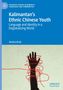 "Kalimantan's Ethnic Chinese Youth: Language and Identity in a Deglobalizing World" von Jessica Kruk. Eine Hand im Schatten, rot umwickelt., Buch