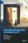 „International Perspectives on Literature in ELT“, bearbeitet von Fatma Abubaker, Mark Carver, Hana El-Badri. Eine Frau blickt in ein leuchtendes Buch; Schmetterlinge fliegen herum., Buch