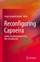 Buchtitel: "Reconfiguring Capoeira" von Sergio González Varela. Hintergrund in intensiven Rot- und Orangetönen., Buch
