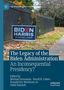 "The Legacy of the Biden Administration: An Inconsequential Presidency?" Schild an Zaun, Herbstlaubbedeckte Straße., Buch