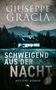 Buchtitel: "Schweigend aus der Nacht". Autor: "Giuseppe Gracia". Düstere Landschaft mit Kirche im Hintergrund. Mystery-Roman., Buch
