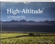 „High-Altitude Vineyards“. Inspiriert von Larissa und Christoph Ehrbar. Landschaft mit Weinbergen und Bergen im Hintergrund., Buch