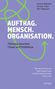 "AUFTRAG. MENSCH. ORGANISATION." Führung zwischen Chaos und Perfektion. Fliederfarbener Hintergrund, grüner Pfeil.