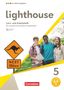 „lighthouse“, „Lern- und Arbeitsheft“, Känguru-Warnschild „NEXT 150 km“, drei lächelnde junge Menschen, „Cornelsen“, „5“., Buch
