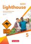 Text: Basic, lighthouse, Klassenarbeitstrainer, Cornelsen, NEXT 150 km. Drei Jugendliche lächelnd, Känguru-Warnschild., Buch