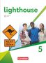 „lighthouse“, „Mit digitalen Medien“, „NEXT 150 km“. Drei lachende Jugendliche mit einem Straßenschild und „Cornelsen“., Buch