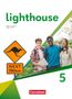 Text: "lighthouse", "Mit digitalen Medien", "NEXT 150 km", "Cornelsen", "5".  
Drei fröhliche Jugendliche, Känguru-Warnschild., Buch