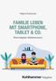 Titel: Familie leben mit Smartphone, Tablet & Co. Elternratgeber Medienkonsum. Bunte Geräte auf Regalen, verspielt arrangiert.