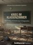 Titel: "Krieg im Klassenzimmer", Untertitel: "Demokratie und Erziehung in Kriegszeiten". Im Raum sind umgestürzte Tische und verstreute Papiere., Buch