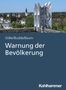 Text: Stiller/Budde/Baum, Warnung der Bevölkerung. Unten: Kohlhammer. Im Hintergrund eine Stadt mit Kirchturm und Sirene., Buch