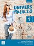"UNIVERS ITALIA 2.0", "corso di italiano". Junge Frau vor einer Ziegelwand, lässig gekleidet, trägt Hut und Sonnenbrille., Buch