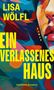 „Ein verlassenes Haus“ in gelber Schrift auf bunter, abstrakter Illustration. Gesicht im rechten Bereich., Buch