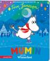 Titel: "Mumin und das Winterfest". Eine Figur auf Schlittschuhen vor einer winterlichen Feier mit Laternen und Bergen., Buch