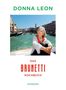  Texte: "Donna Leon", "Das Brunetti Kochbuch", "Diogenes". Eine Frau sitzt auf einem Boot in einem Kanal mit historischen Gebäuden., Buch