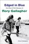"Edged in Blue: Eine Rock & Roll-Odyssee mit Rory Gallagher" von Dónal Gallagher. Zwei Männer, einer mit Gitarre, spazieren vorbei.