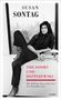 Oben steht "Susan Sontag". Mittig "The Doors und Dostojewski". Unten Details zum Interview. Porträt einer Frau sitzt entspannt.