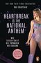 "Heartbreak Is the National Anthem" in lila Schrift. Eine Frau mit glitzerndem Outfit und Mikrofon. Logo rechts unten.