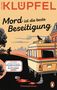 „Mord ist die beste Beseitigung“, Kriminalroman von Volker Klüpfel. Illustration mit Wohnmobil, Krähe und laufender Person., Buch