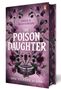 "Sheila Masterson. The Poison Daughter. Roman. Zum Sterben schön." Ein dunkles, florales Buchcover mit lila Blüten.