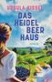 Text: "Ursula Kissel, Das Heidelbeerhaus, Roman". Eine Frau mit Korb voller Heidelbeeren blickt in eine ländliche Landschaft.